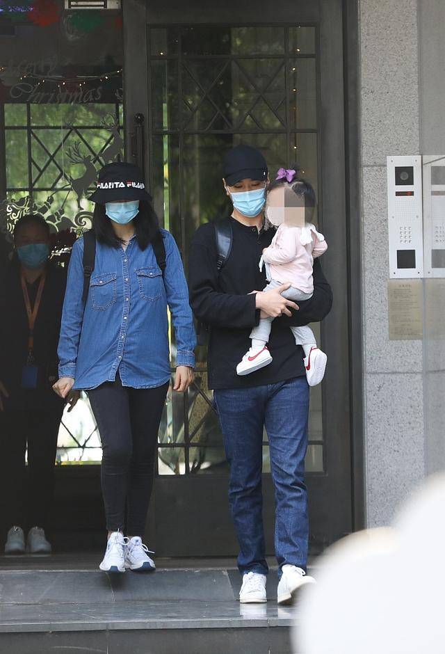 赵又廷一家三口合体现身,女儿乖巧可爱高圆圆发福刻意遮掩小腹_夫妻俩