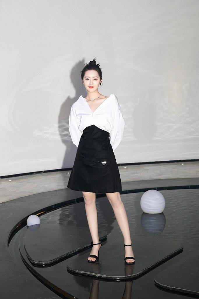 邓恩熙亮相voguefilm观映会着白衬衣少女感十足