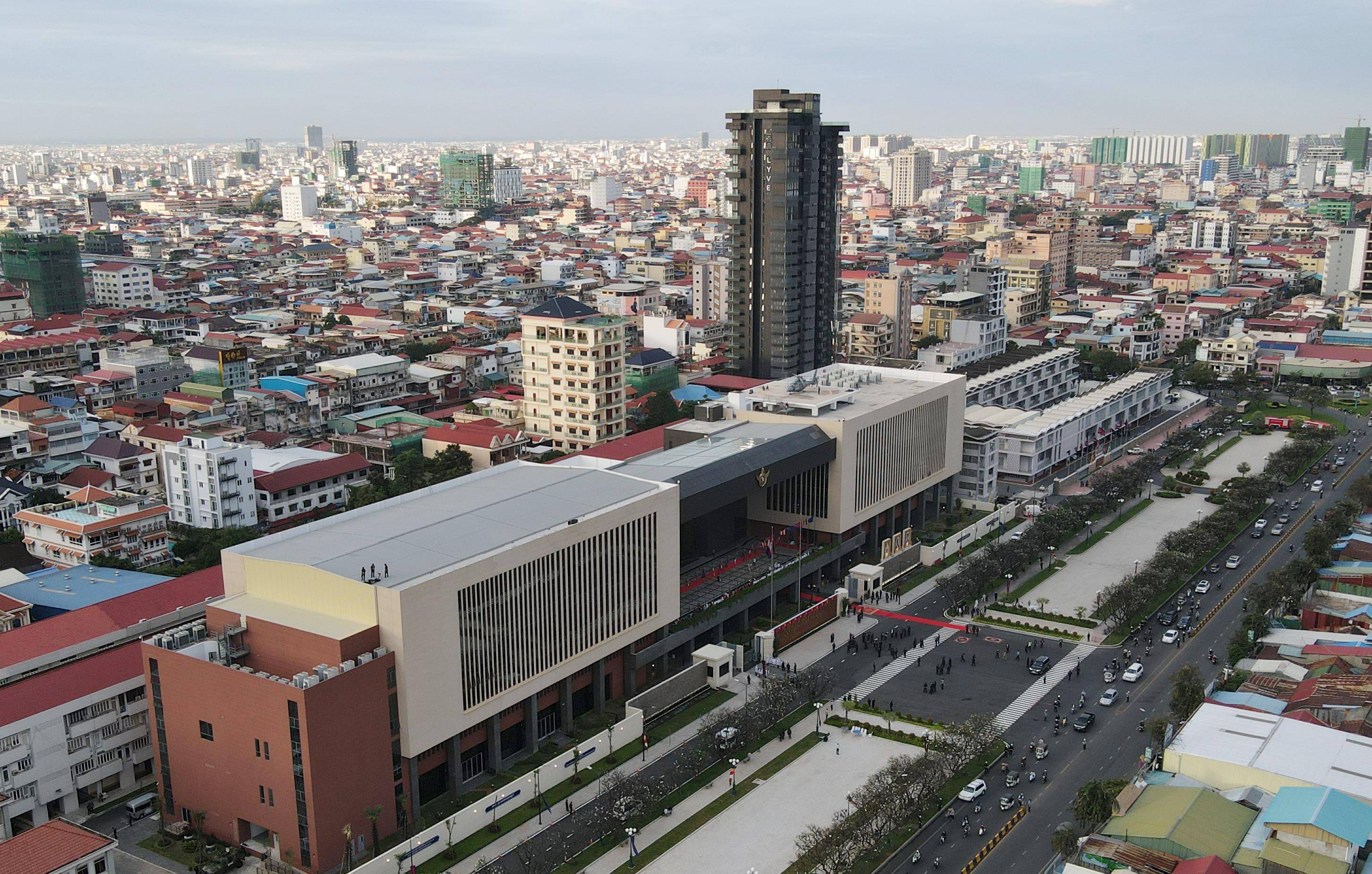 是位于柬埔寨首都金边市主街道俄罗斯大道的国防部办公楼(无人机照片)