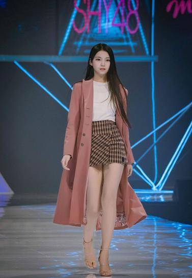 看看李熙凝时装走秀这大长腿,李熙凝其实才19岁,身高却有178,很多人都