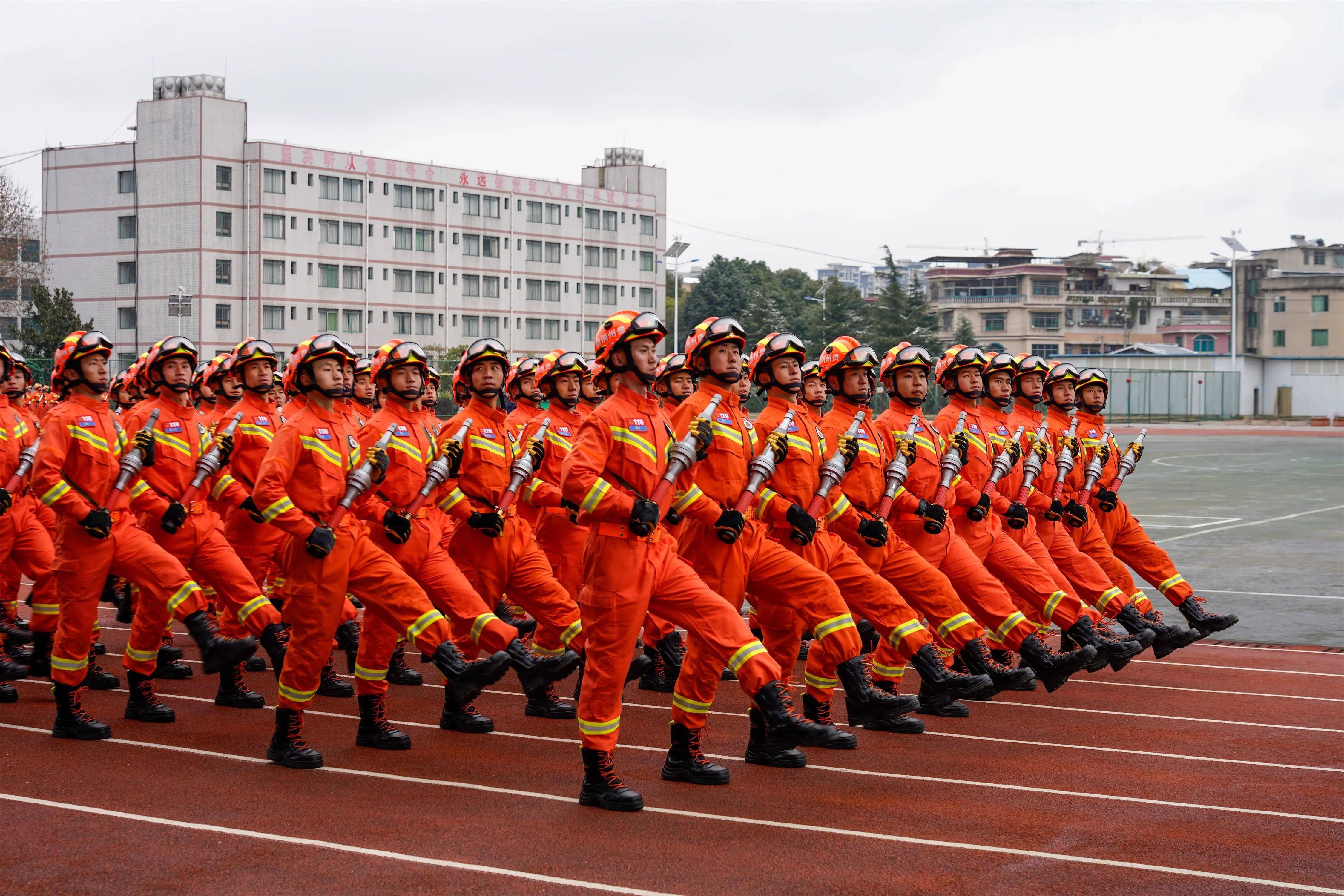 总队隆重举行2020年度新招录消防员授衔表彰暨训练成果汇报演示大会