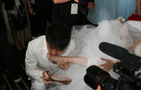 贾乃亮追了李小璐很久,很爱李小璐,在结婚的时候还亲吻过李小璐的脚