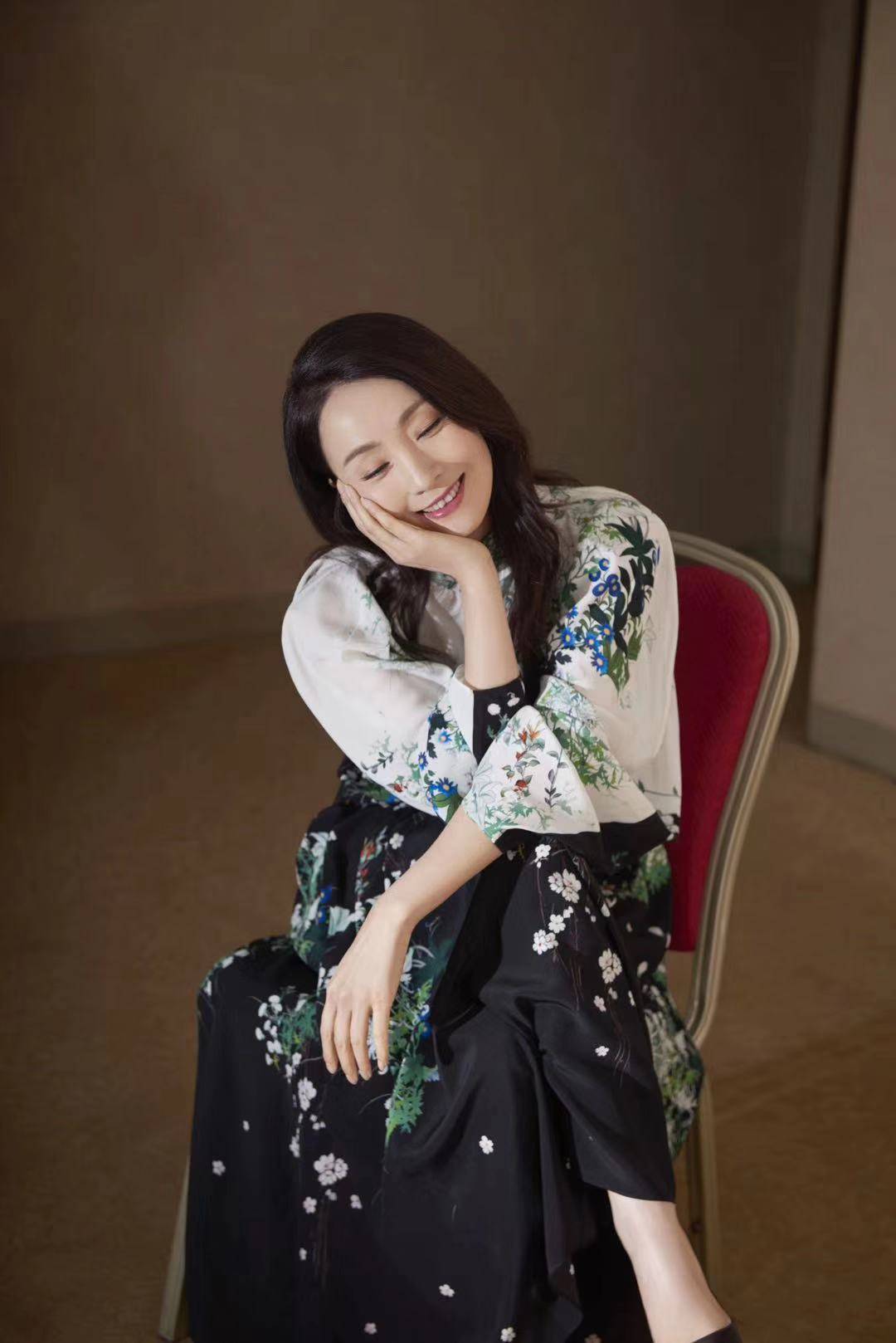 小陶红身着印花长裙凸显气质