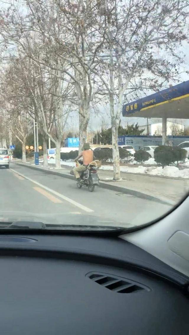 零下三度,山东一男子光着膀子骑无牌摩托车,还对路人说:我不冷