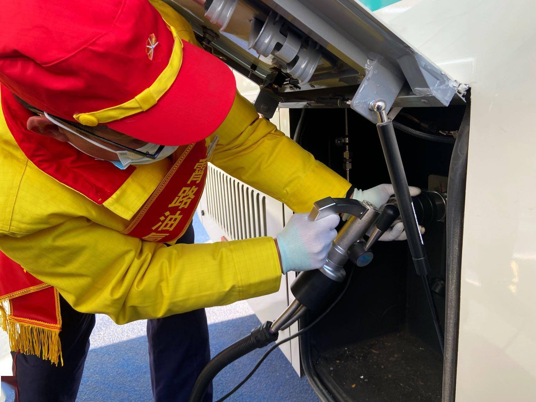 加气10分钟续航350公里临港新片区首个油氢合建站今天投运