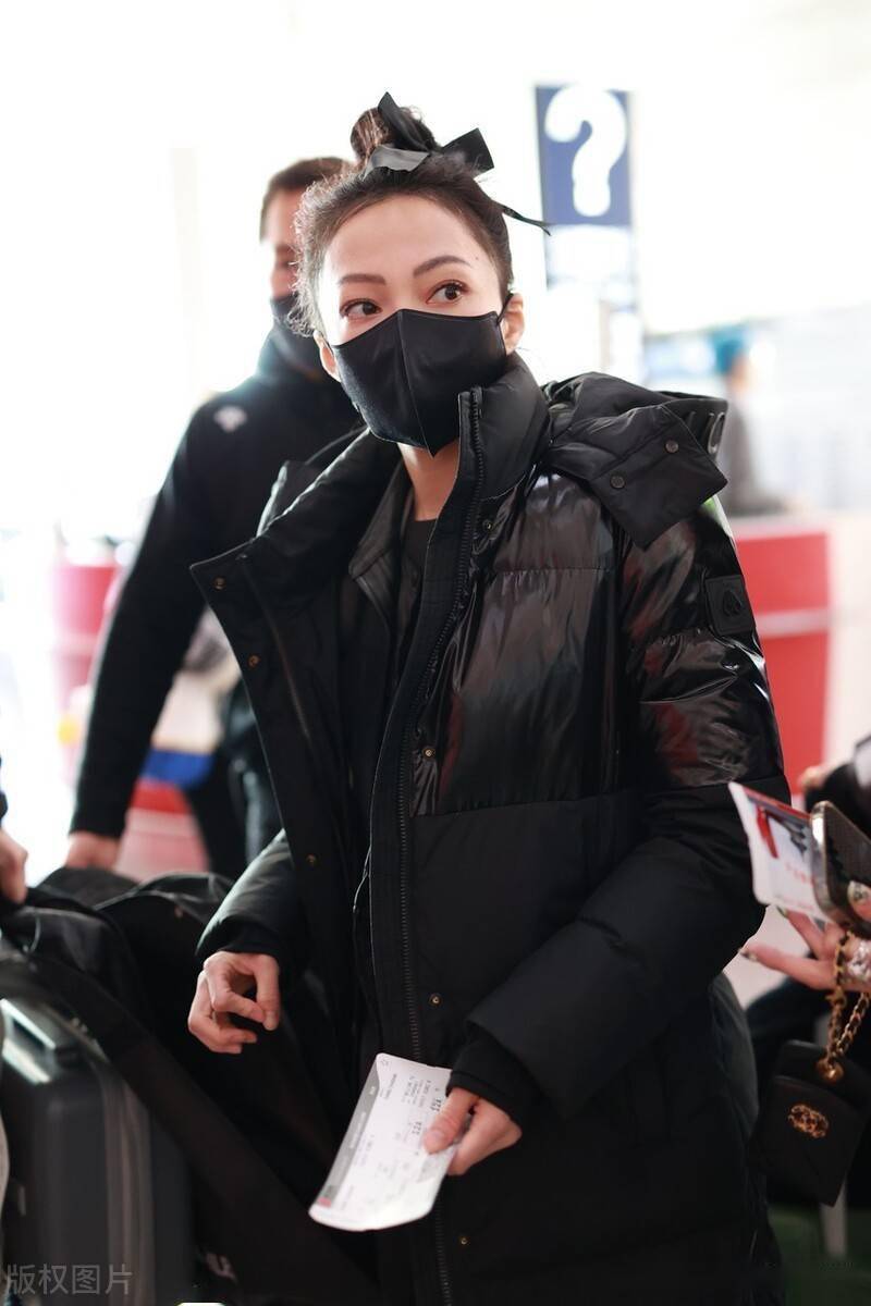 街拍:张韶涵一身黑色羽绒服现身机场妥妥的女爱豆范儿_张韶涵_机场