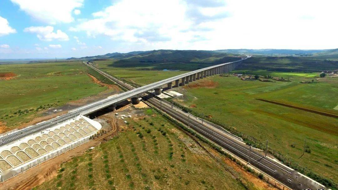 明堂山隧道项目左右滑动查看更多获第十八届詹天佑大奖岳西至武汉高速