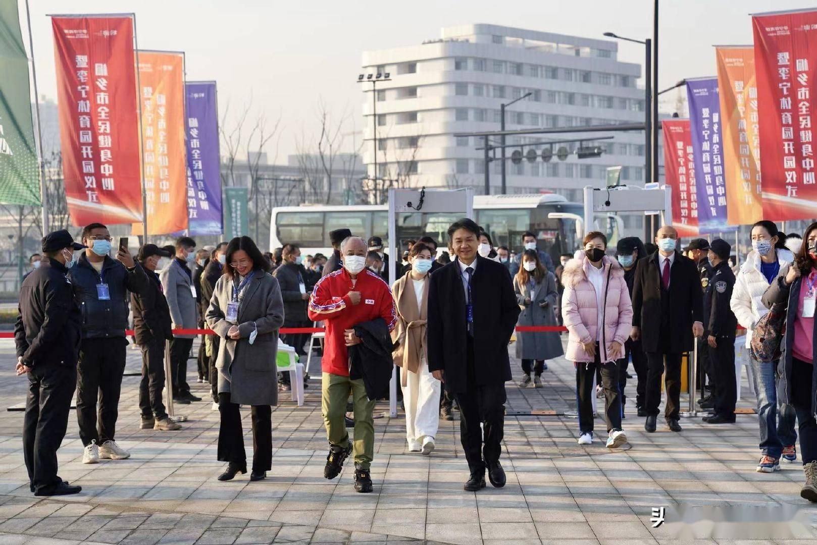 李小双|李宁领衔10大世界冠军亮相，丁宁笑容满面，李小双兄弟罕见齐现身