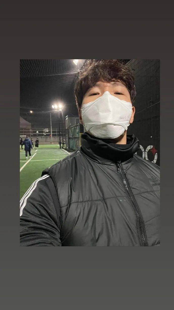 金钟国ins更新:久违的踢球照,吐槽池石镇_获奖_运动_的哥