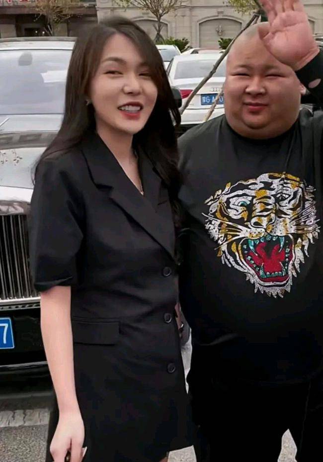 千万网红老狗担心妻子改嫁,遗嘱没她的份儿,俩人直播间吵架离婚_老婆