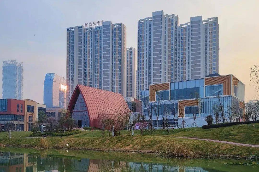 婚庆中心实景图截至2021年12月底,双清湾水街2-1区域已进入绿化收尾