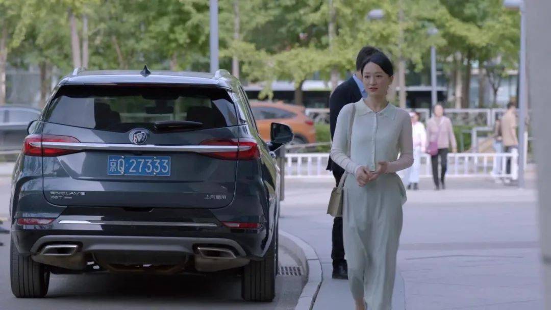 中年人|打开小敏家的衣橱，里头全是“断货王”