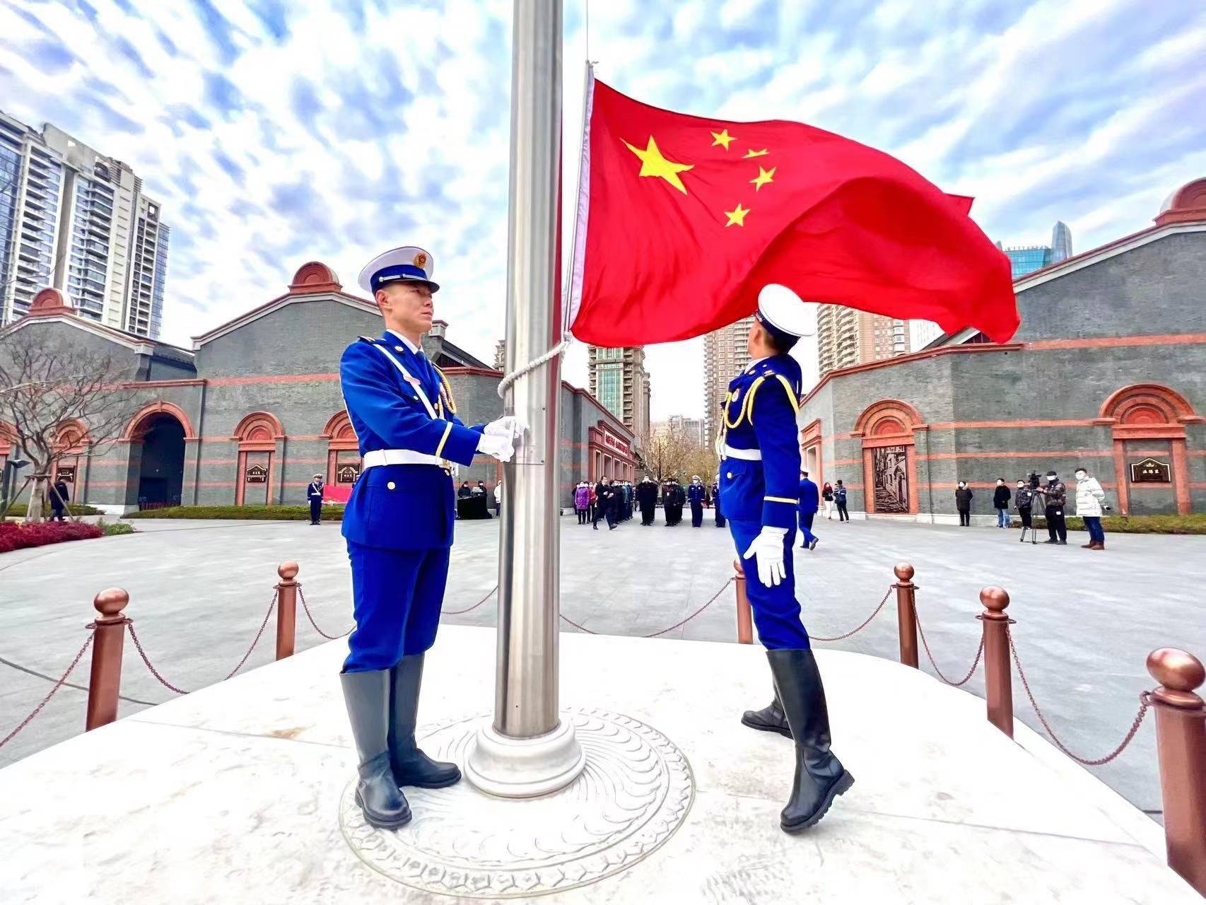 迎着新年曙光五星红旗在一大广场升起