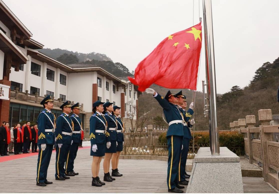 国歌|升国旗、唱红歌，在黄山之巅迎接新年