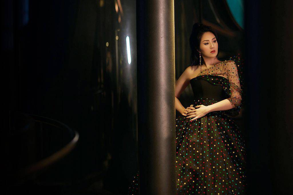 杨千嬅参加央视2022新年音乐会 黑白光影间尽显成熟气质_湾区_写真