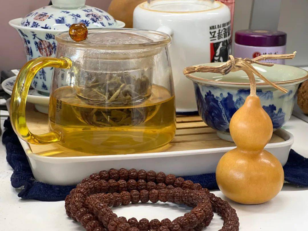 《寻常茶话》中回忆:"老舍先生到莫斯科开会,苏联人知道中国人爱喝茶