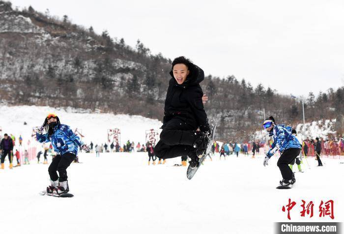 滑雪场|江西铜鼓：民众乐享冰雪运动为冬奥会加油