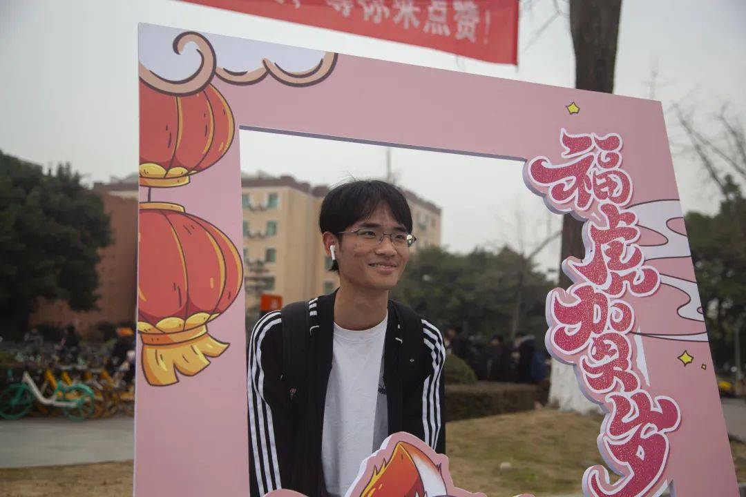 行政楼前scuer专属的主题拍照打卡立牌呢?