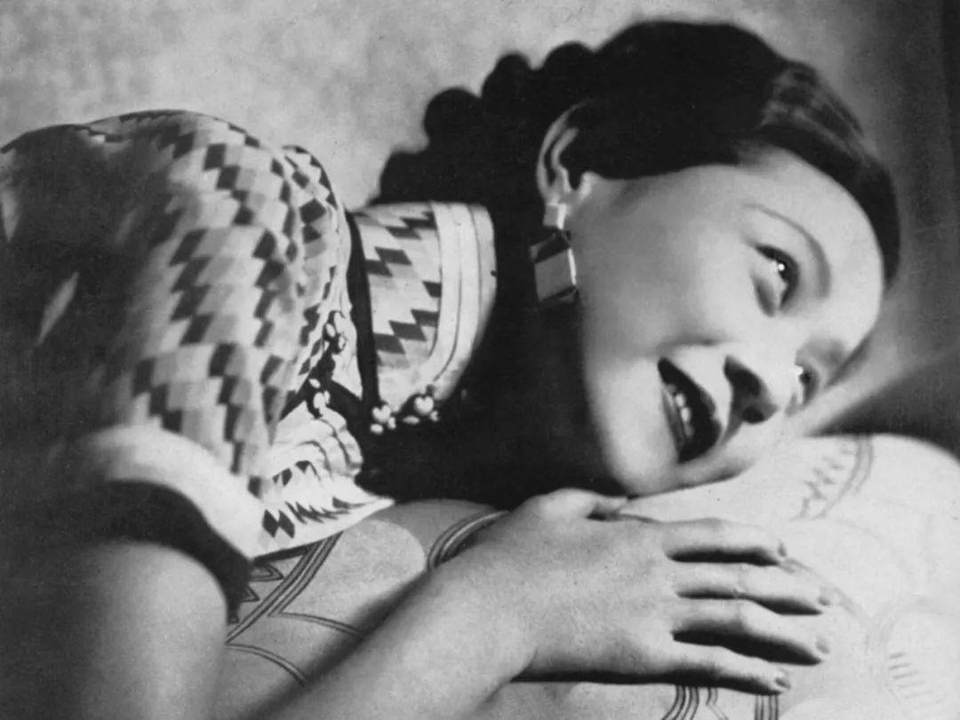 时尚社交名媛周稚芙女学生最先模仿她们,良家妇女虽心中不屑,也经不住