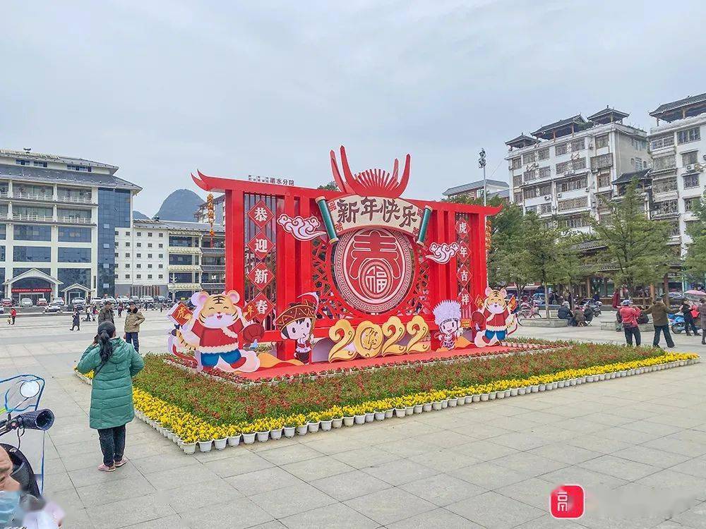 实拍画面融水熊孩子破坏力爆表大广场新春造型一片狼藉