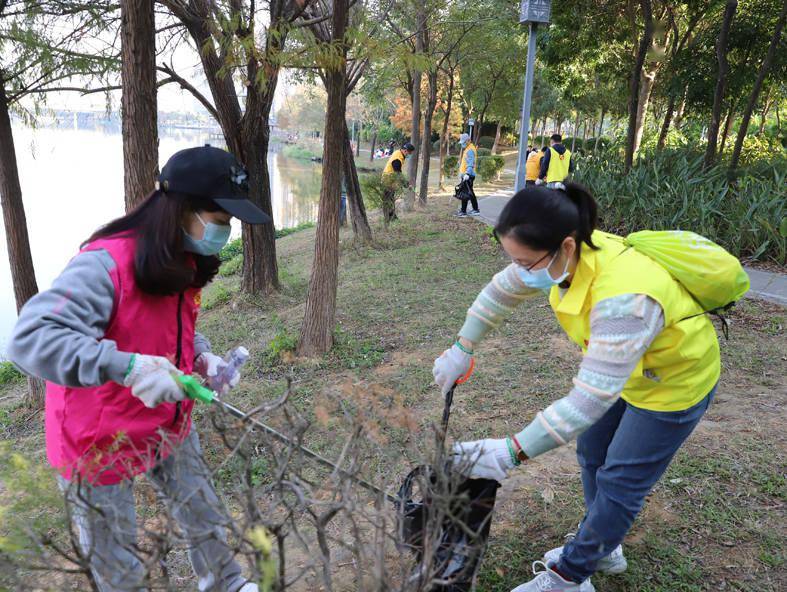 惠州市開展關愛自然志願服務活動200名志願者走進金山湖清理公園垃圾