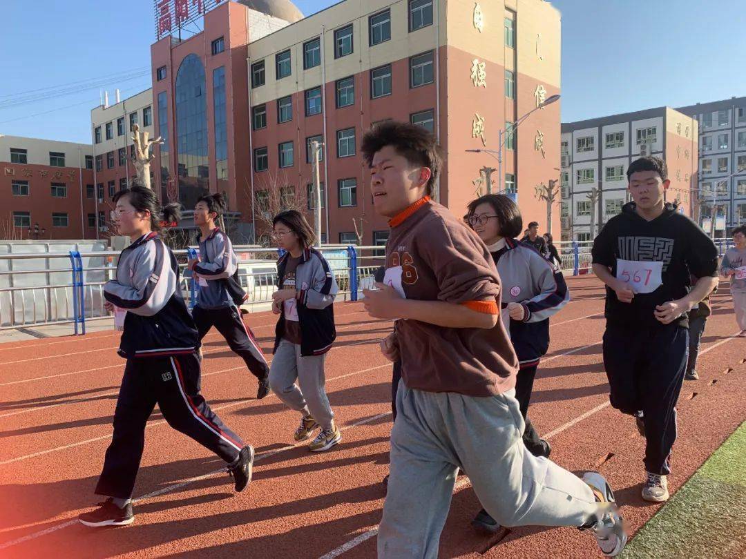 操场跑道磨利剑 ,半马沙场试锋芒——高阳中学举办高二年级半程马拉松