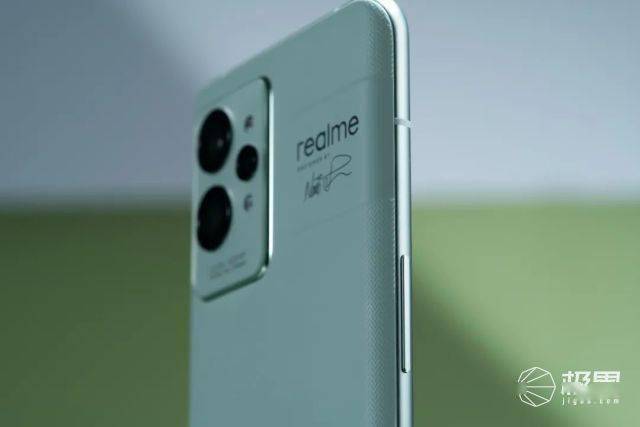 旗舰|3699起售！最广超广角，影像大升级！realme“纸”手机上手体验