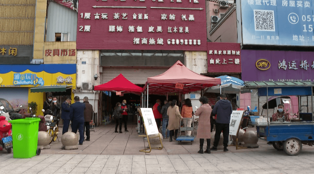 查看戴口罩,量体温,亮温州防疫码,每天上午,陈道建都会来到龙港礼品城