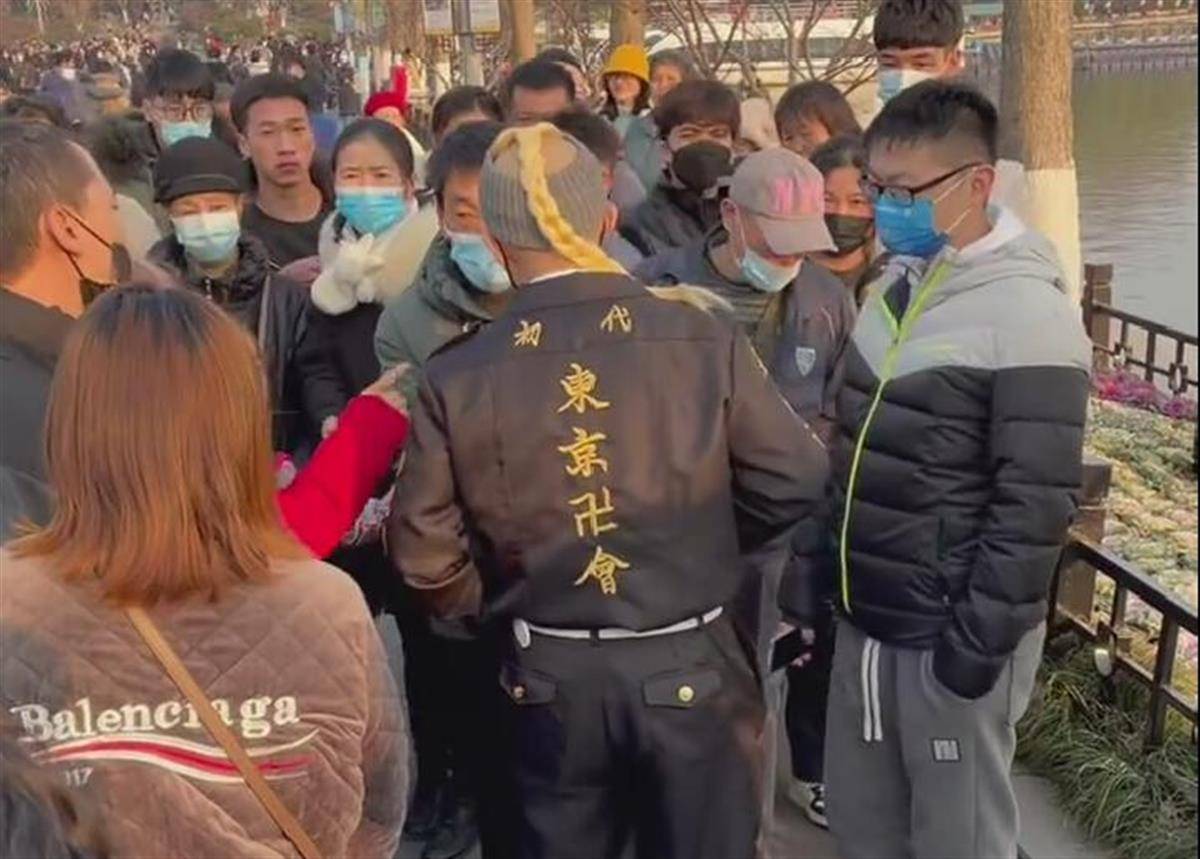 男子在南京景区穿日漫服饰被游客要求脱下，景区：展示个性要考虑普遍价值观
