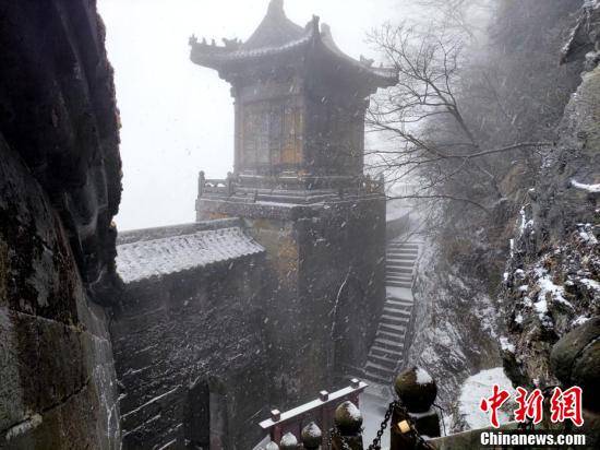 游客|湖北武当山迎来2022年第一场雪