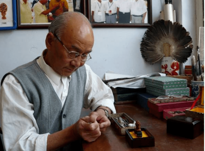 "散文家魏学洢的《核舟记》曾描述了一件精巧的核雕——"苏子游赤壁".