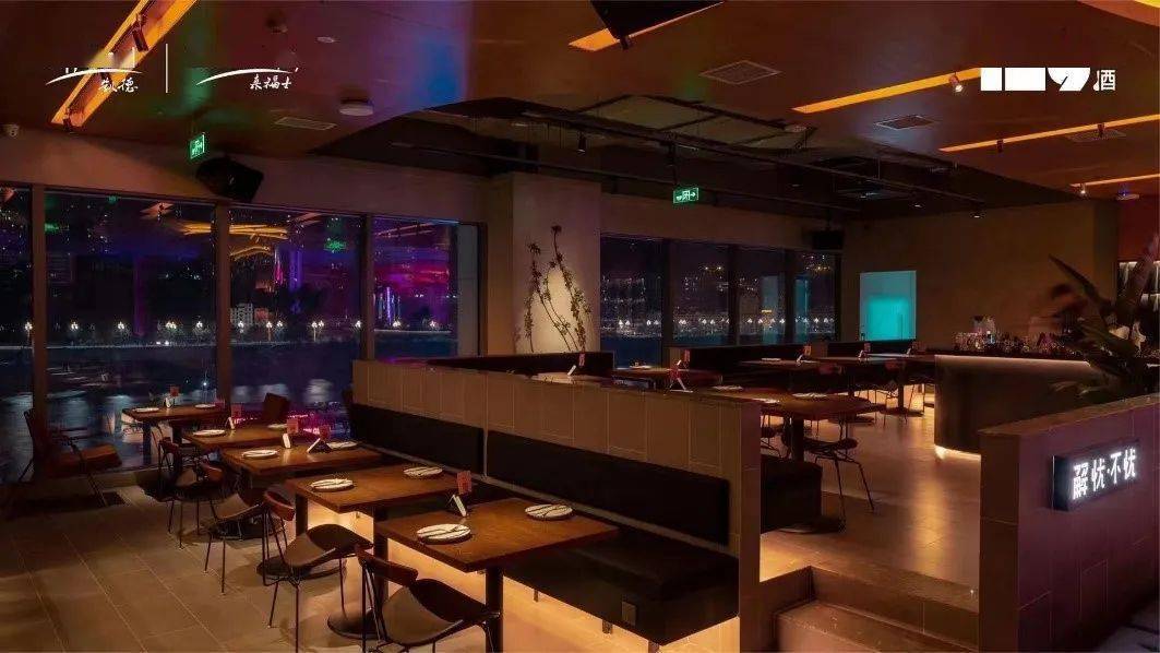 不忧颜值至上的"zhdaydream白日梦"是一家集合调酒与dj的高颜值酒 