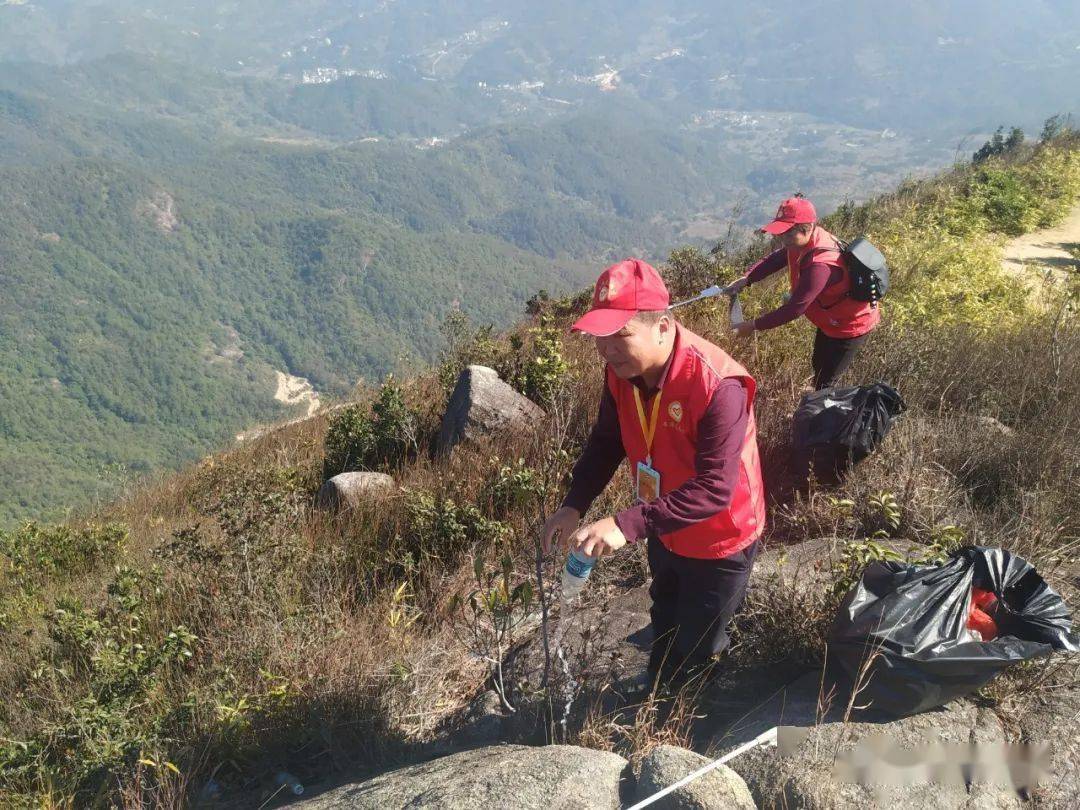 揭西獨山風景區迎來一群紅衣天使手持工具袋子讓文明開花