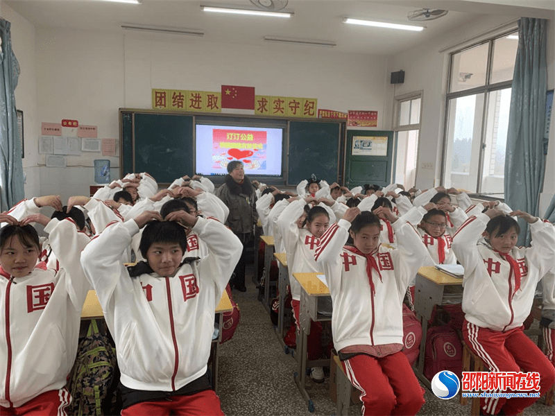 洞口县竹市镇汀汀公益捐赠校服暖人心