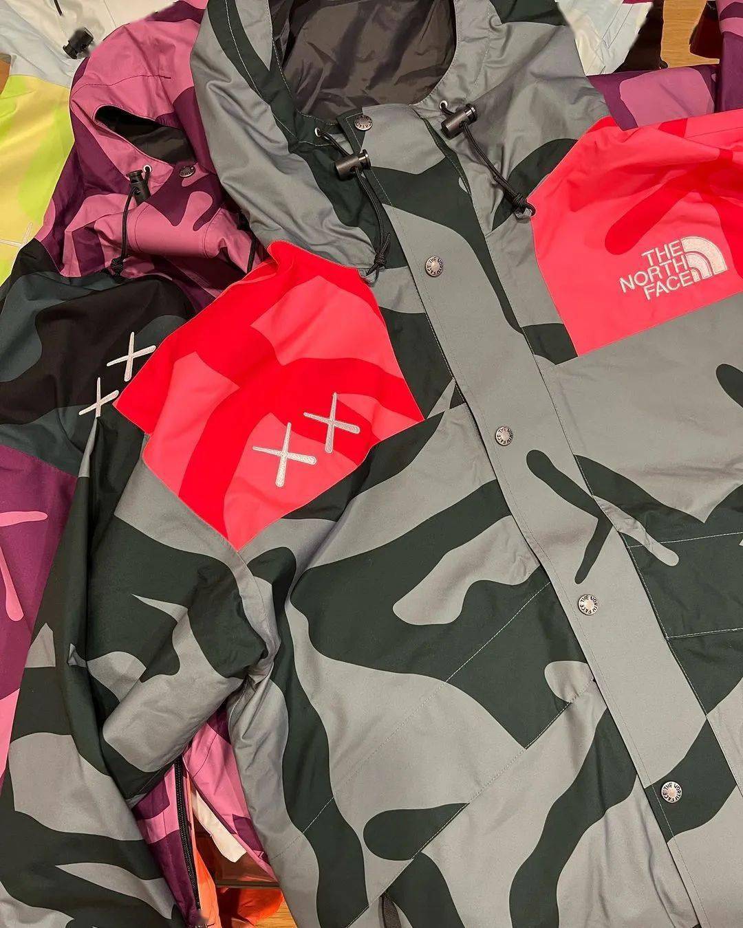 Apple迷彩元素注入，KAWS x The North Face 谍照公开