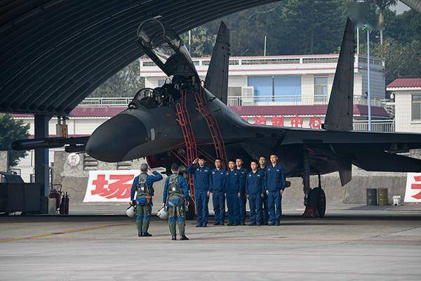 4日,南部战区空军航空兵某旅拉开年度训练帷幕,紧贴实战组织低气象