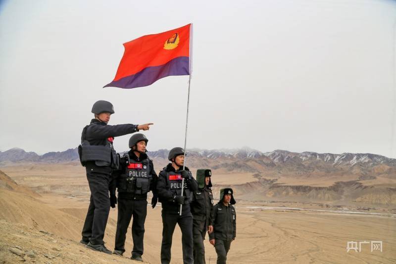 游客|新疆：边境民警巡护“盘龙古道”