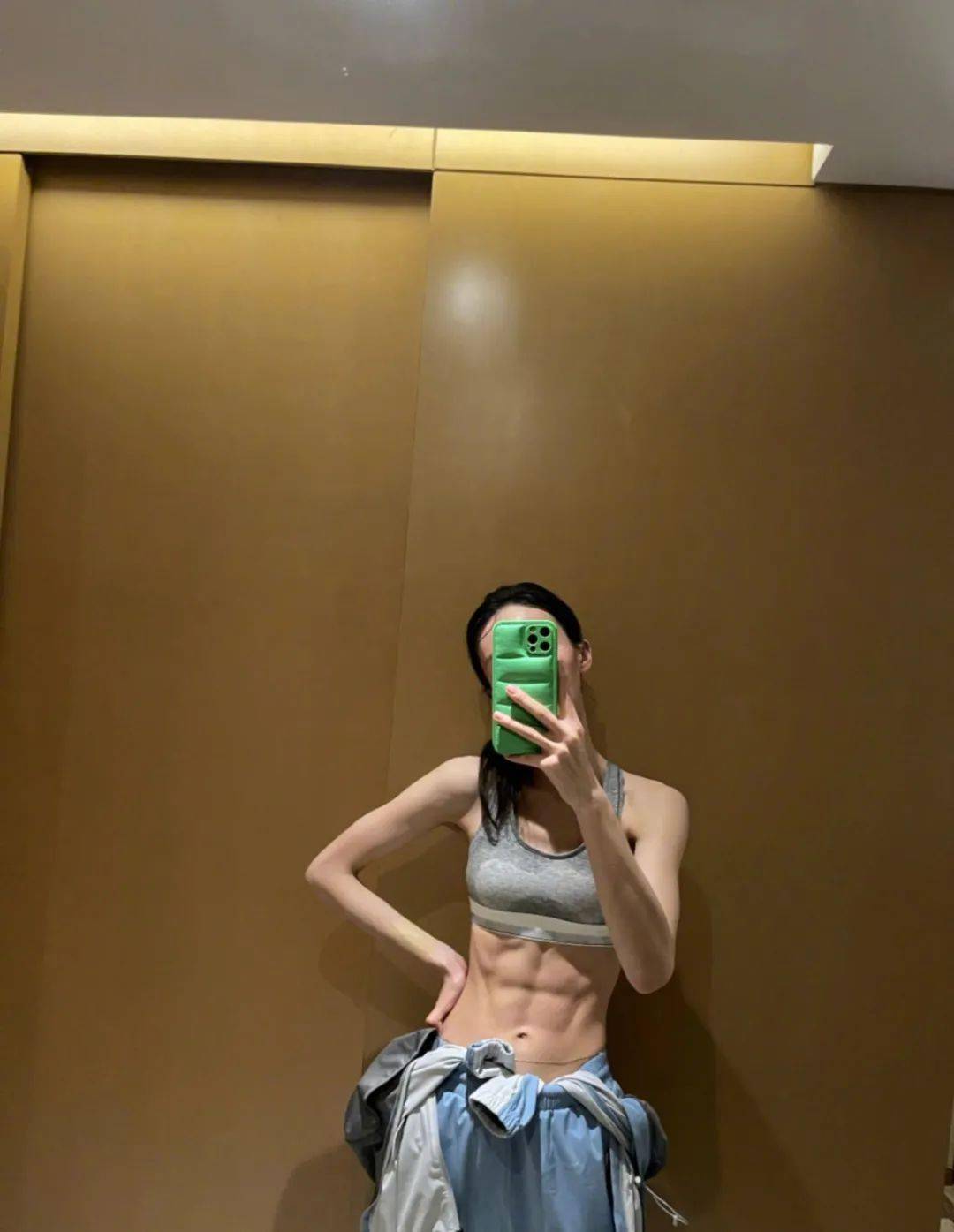 美人你以为金晨瘦脱相？实际上女星顶配从脸到身材全部“0干瘪”