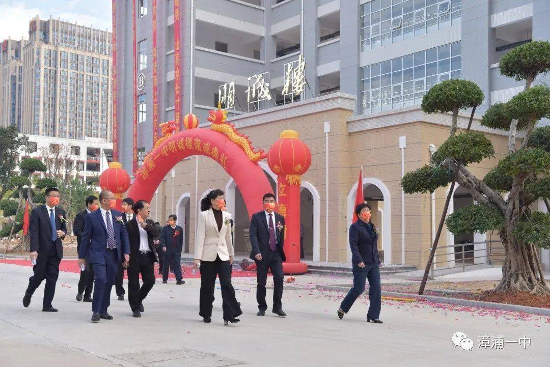 剪彩仪式由县教育局党委书记,局长卢辉达主持.