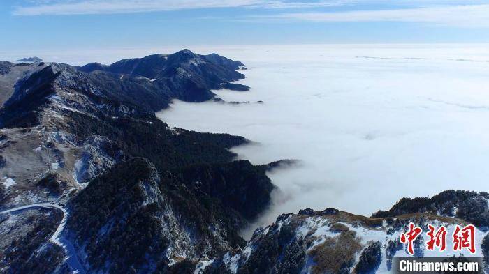 雪山|湖北神农架：云海流淌雪山间