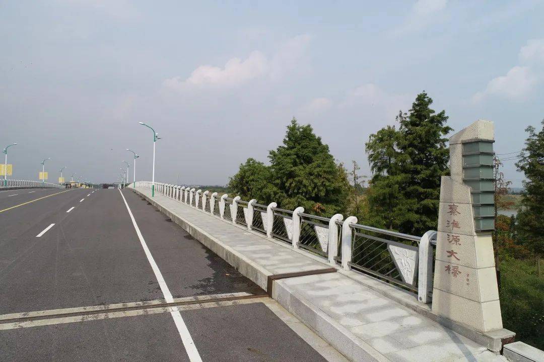 句容市秦淮源大桥位于赤山湖国家级湿地公园内的乡级公路胜利大道,建
