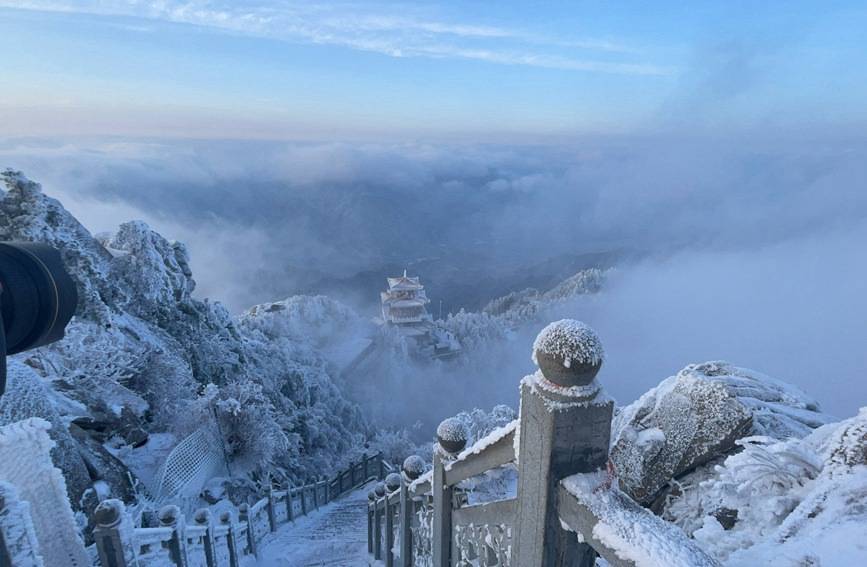 河南白云山迎2022年初雪,雪景绝美犹如仙境.