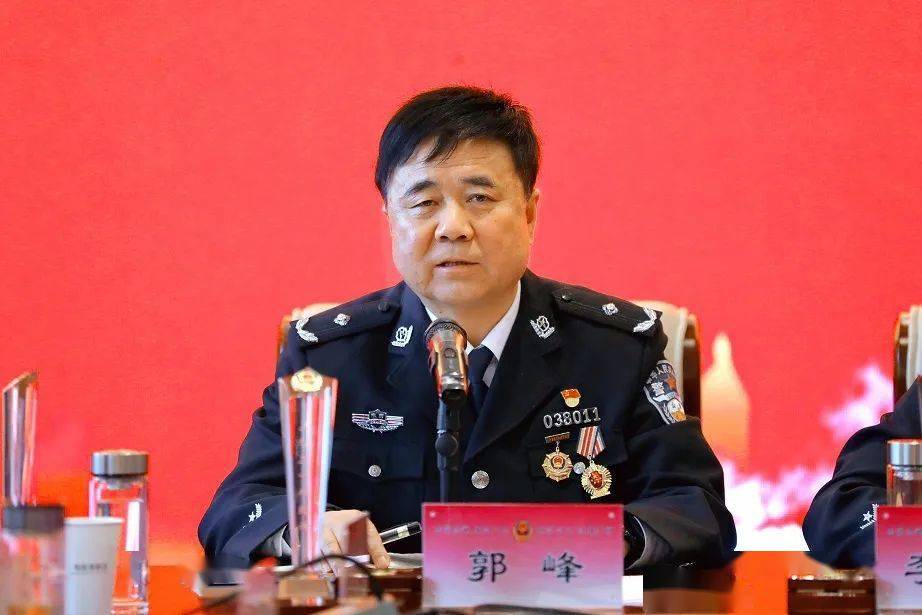 政工监督室主任薛钊则宣读了分局党委关于授予从警荣誉章的决定,郭峰