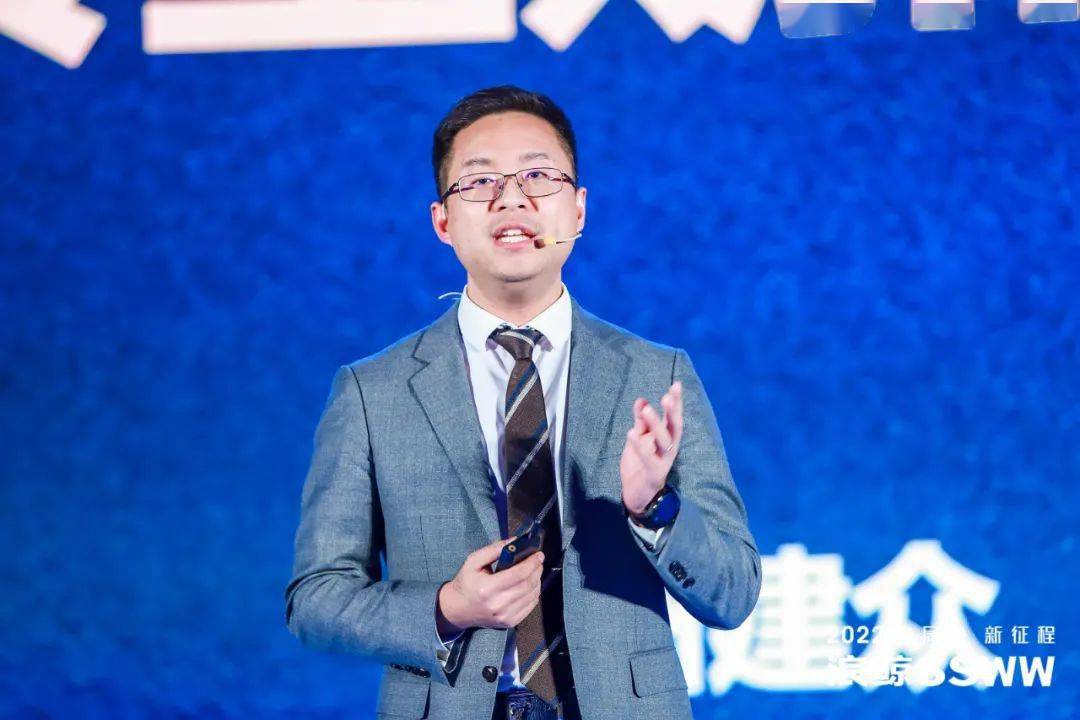 广州建众执行总裁刘瑾荣誉加冕 是为更好整装出发会上,"颁奖盛典"环节