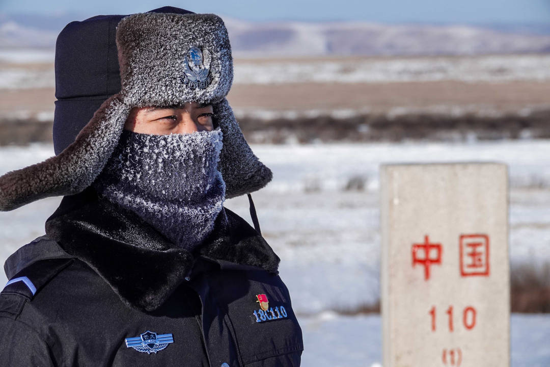零下44移民管理警察踏雪巡边喜迎中国人民警察节