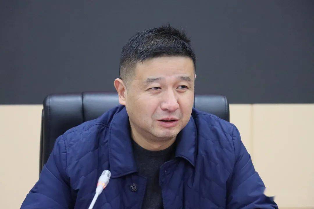 张斐在专题民主生活会集中研学时强调在比学赶超中掀起大干快干热潮