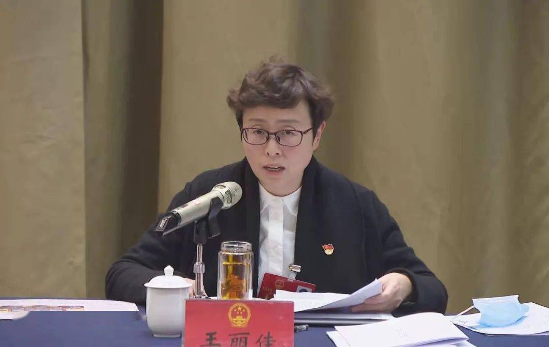 王丽佳代表发言王丽佳代表说,市政府工作报告政治站位高,主题鲜明