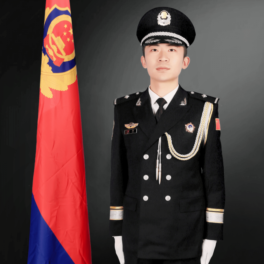 警徽映初心 礼服昭忠诚