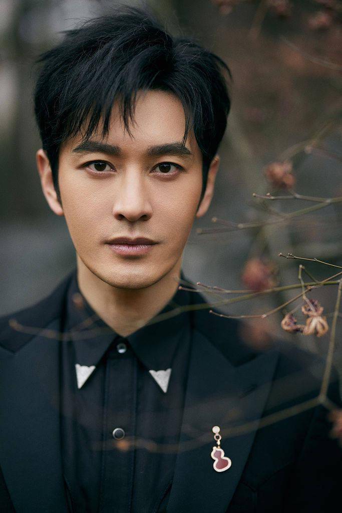 黄晓明出席华语青年电影周颁奖礼帅气黑西装儒雅绅士