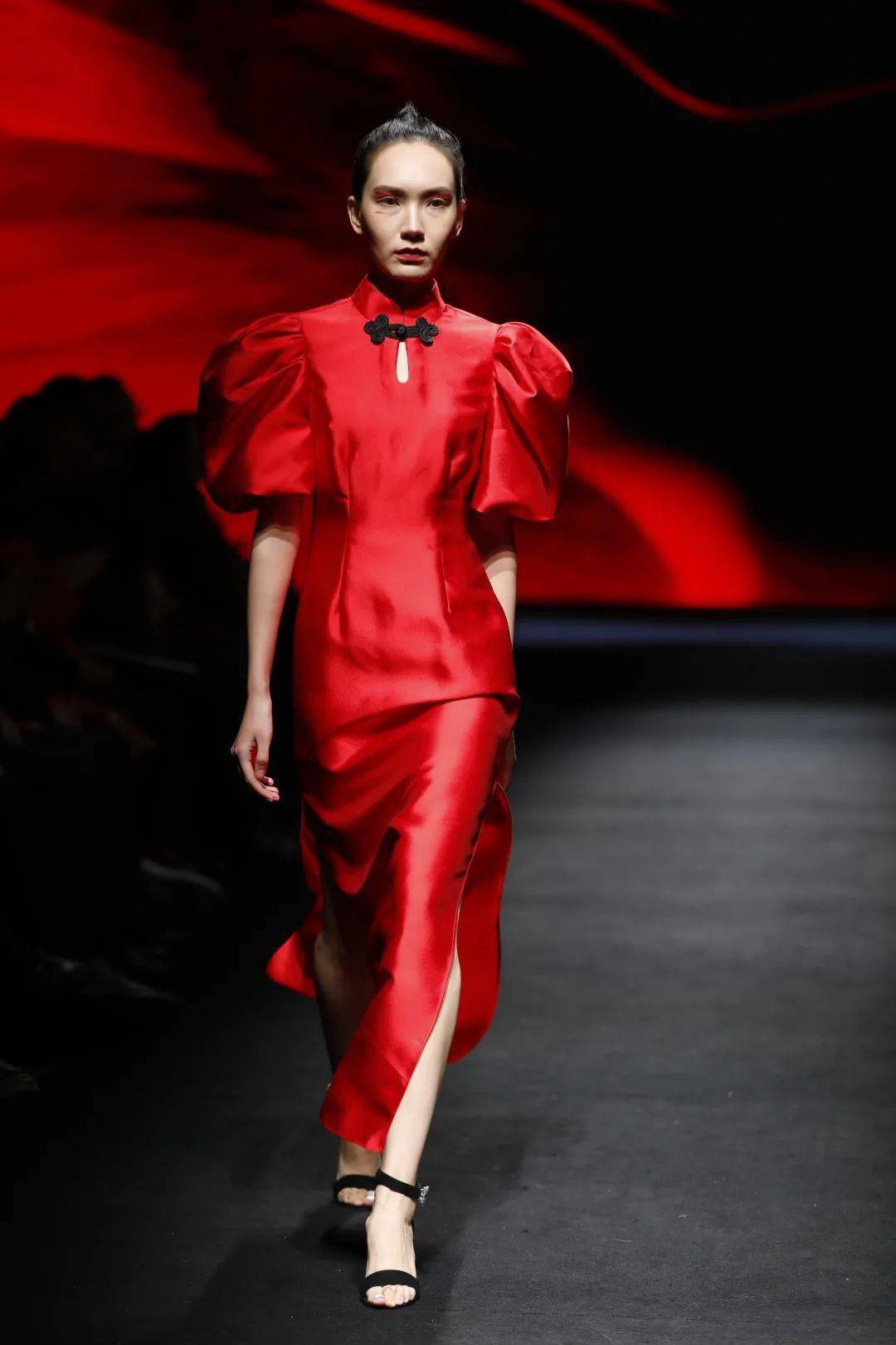 信念61中国红红色精神永不灭一场古典与现代交织的时尚盛宴